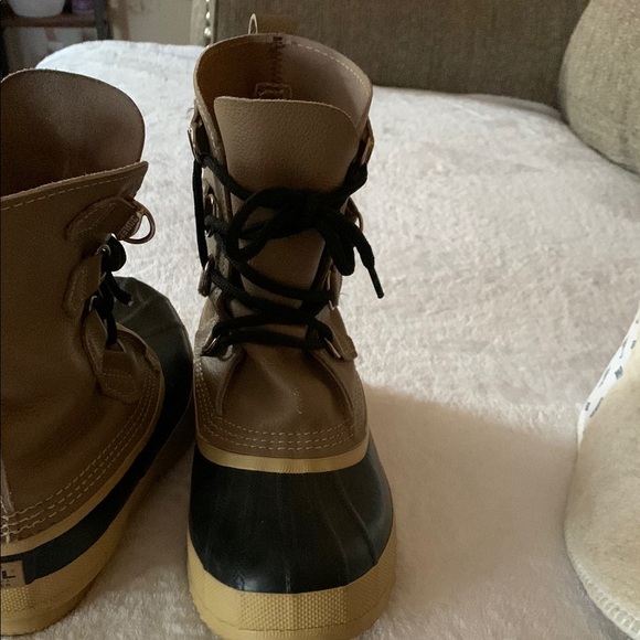 Gently Loved Sorel Brown and Black Snow Boots - Picture 2 of 9